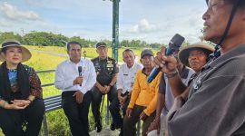 Ketua Komisi IV DPR RI, Titiek Soeharto saat meninjau jalanya panen raya bersama Menteri Pertanian Andi Amran Sulaiman di Kabupaten Bantul. (Dok. Kementerian Pertanian)