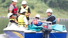 Menteri Koordinator Bidang Infrastruktur dan Pembangunan Kewilayahan Agus Harimurti Yudhoyono saat meninjau PLTS Terapung Cirata. (Instagram.com/agusyudhoyono)